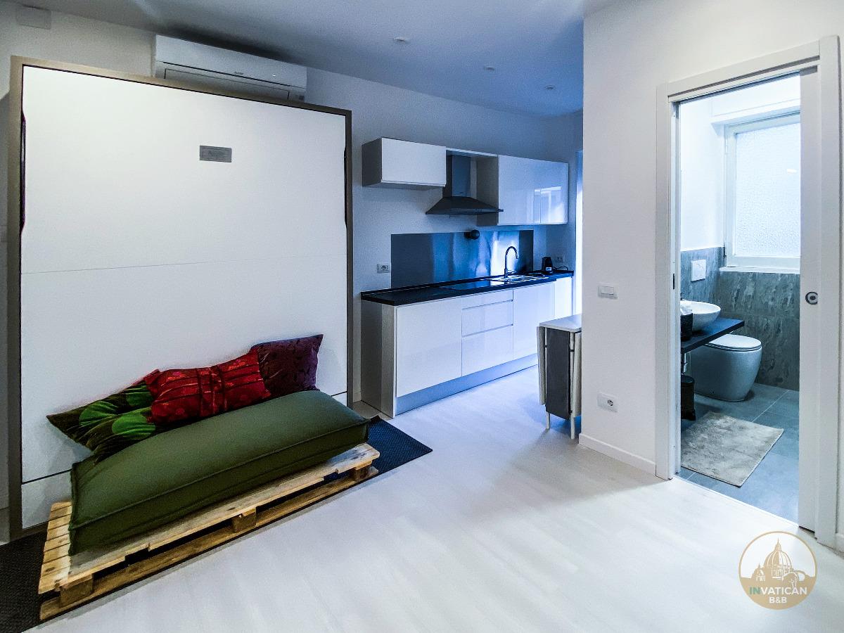 Ingresso con divano e letto a scomparsa B&B inVatican