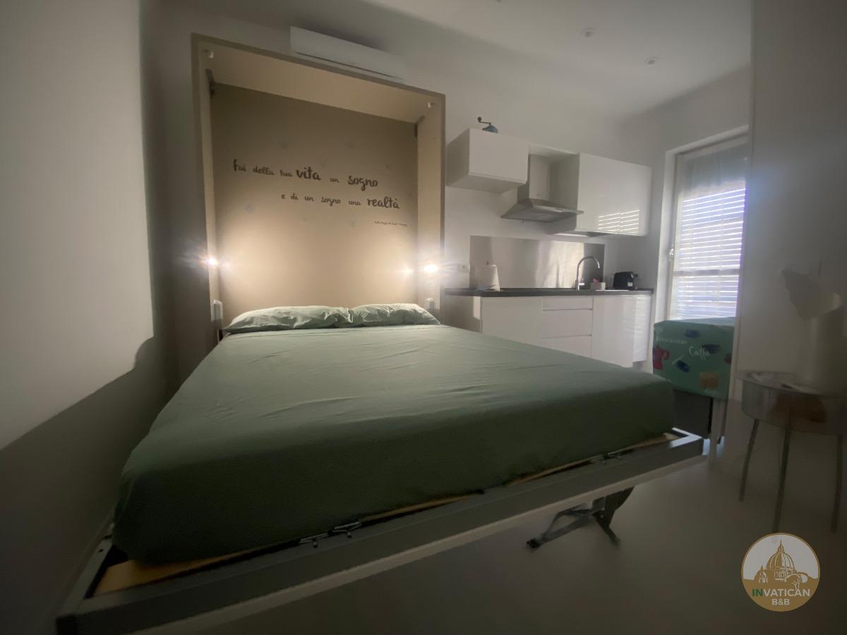 Letto aperto e luci comodino B&B inVatican