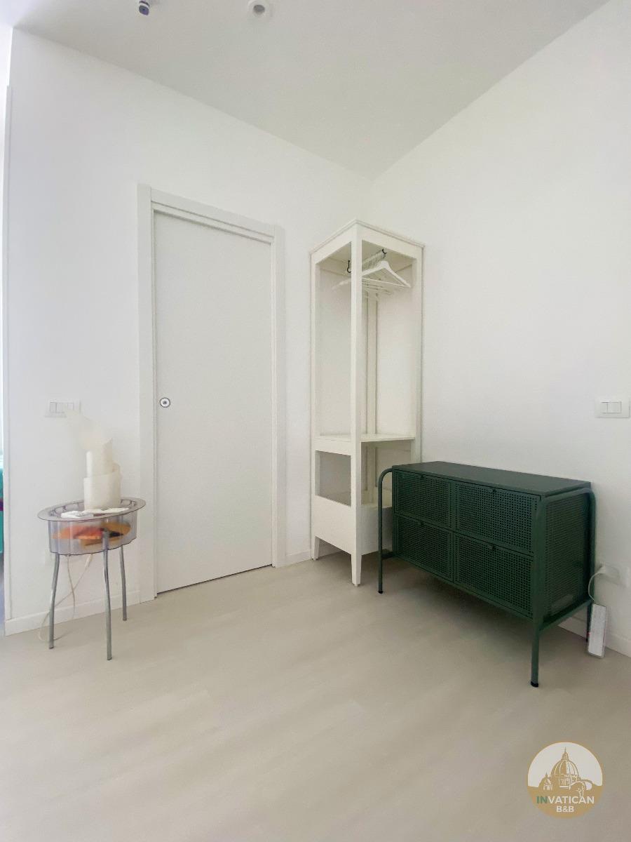 Ingresso con appendi abiti e cassettiera B&B inVatican