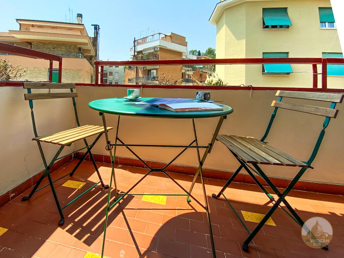 Balcone tavolo e sedie per colazione B&B inVatican