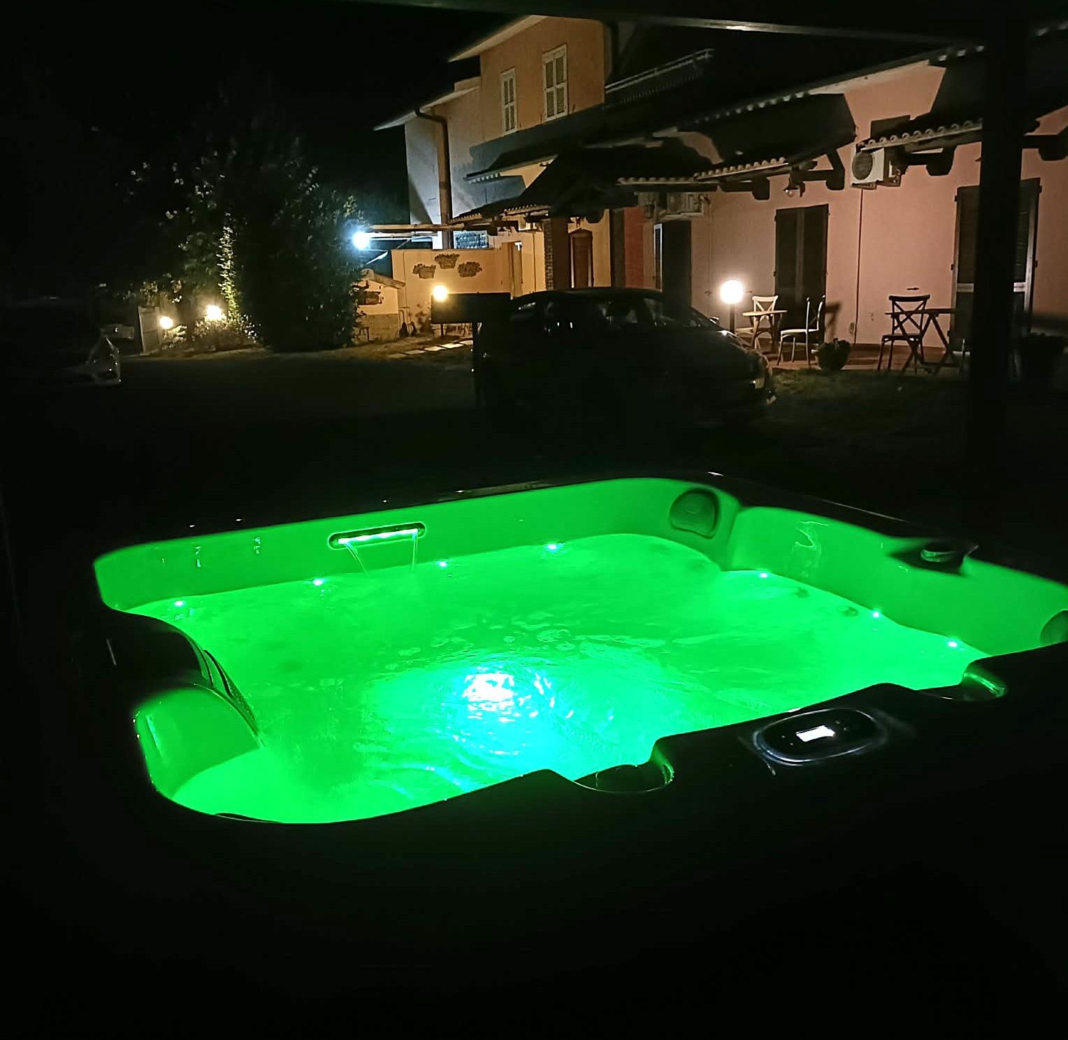 Vasca idromassaggio esterna