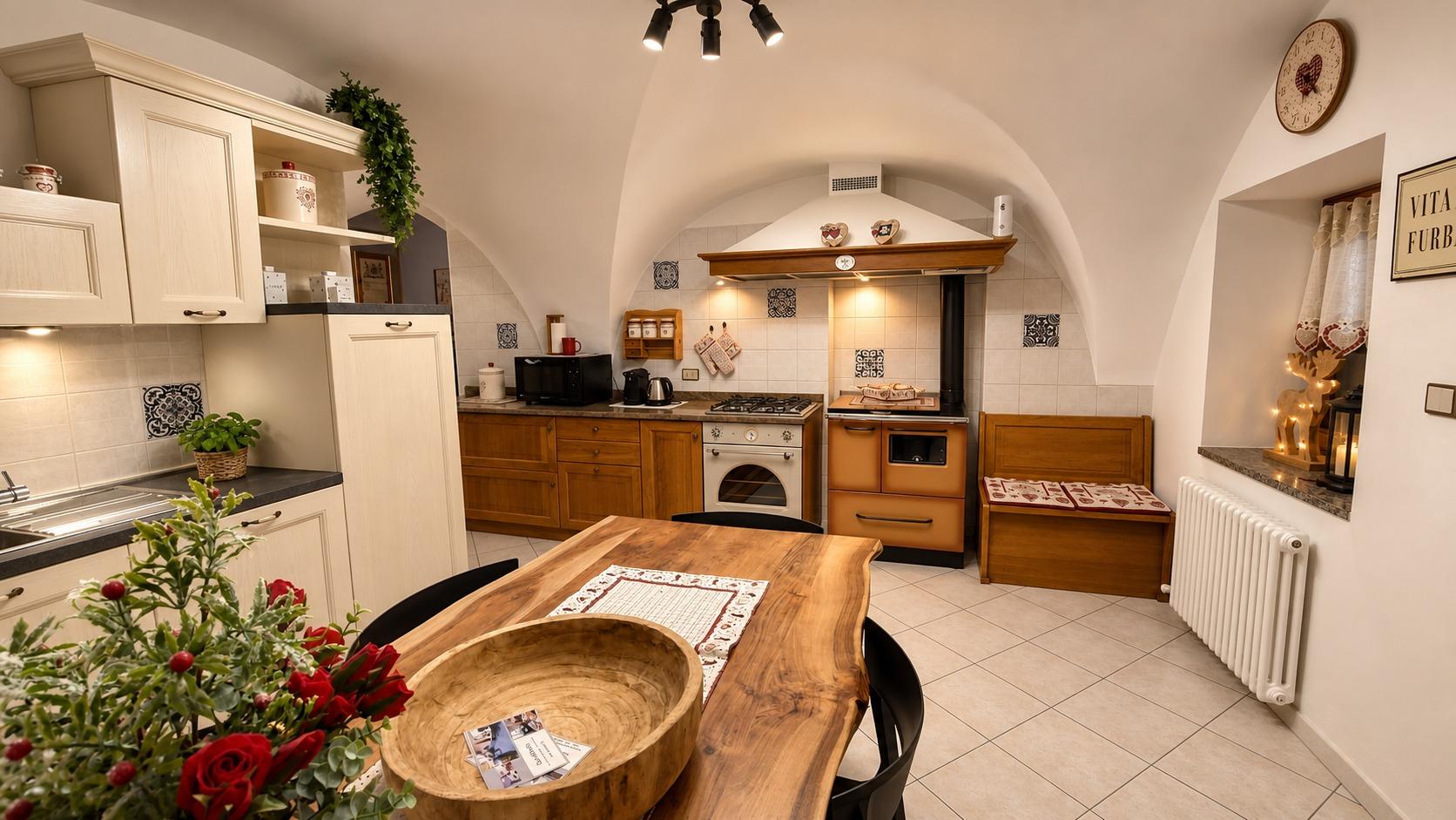 LA FONTANA spaziosa cucina con Tavolo da pranzo