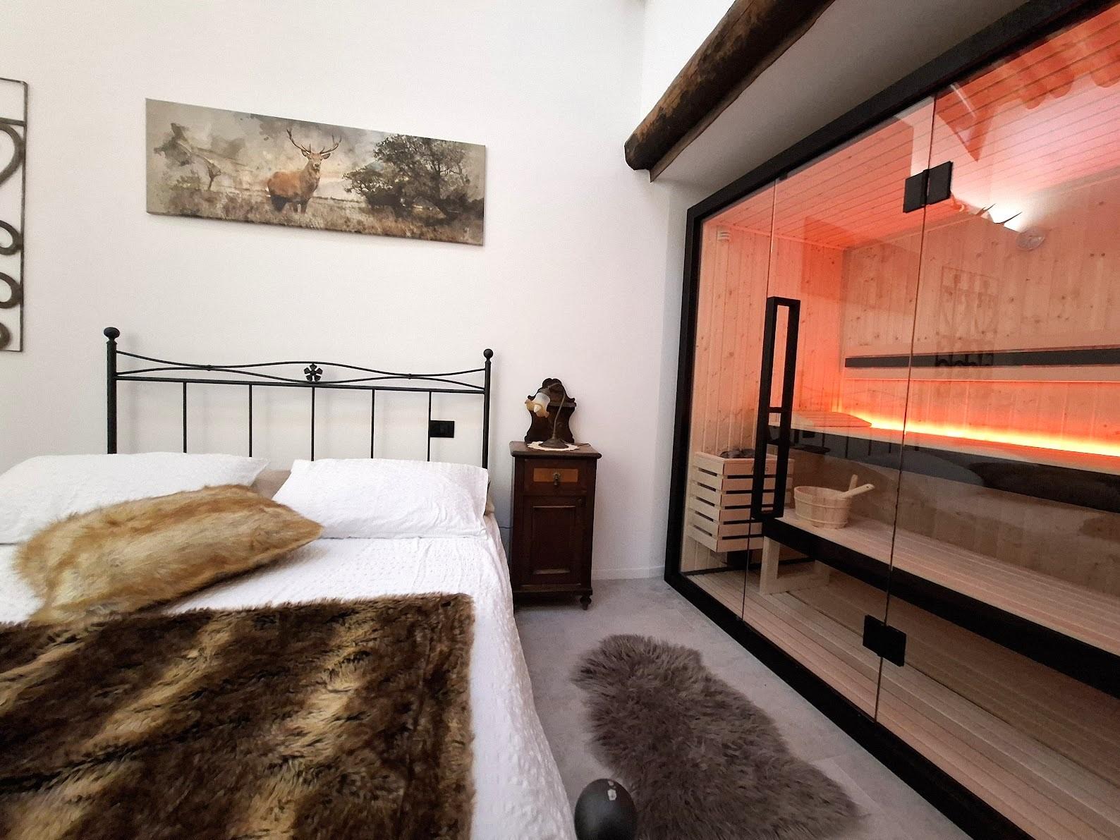 LE SCUDERIE stanza matrimoniale con SAUNA FINLANDESE