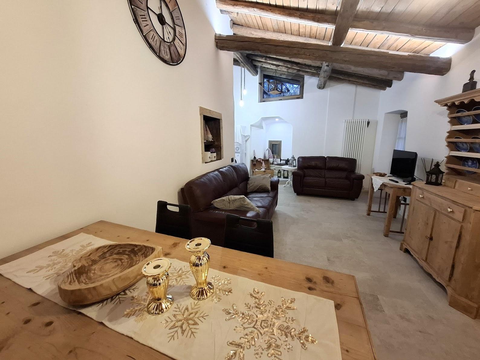 LE SCUDERIE soggiorno e tavolo da pranzo