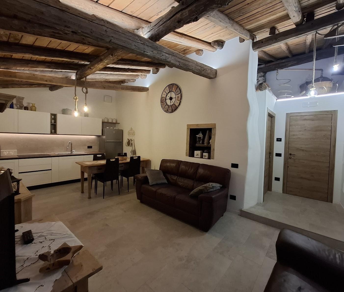 cucina a vista con soggiorno