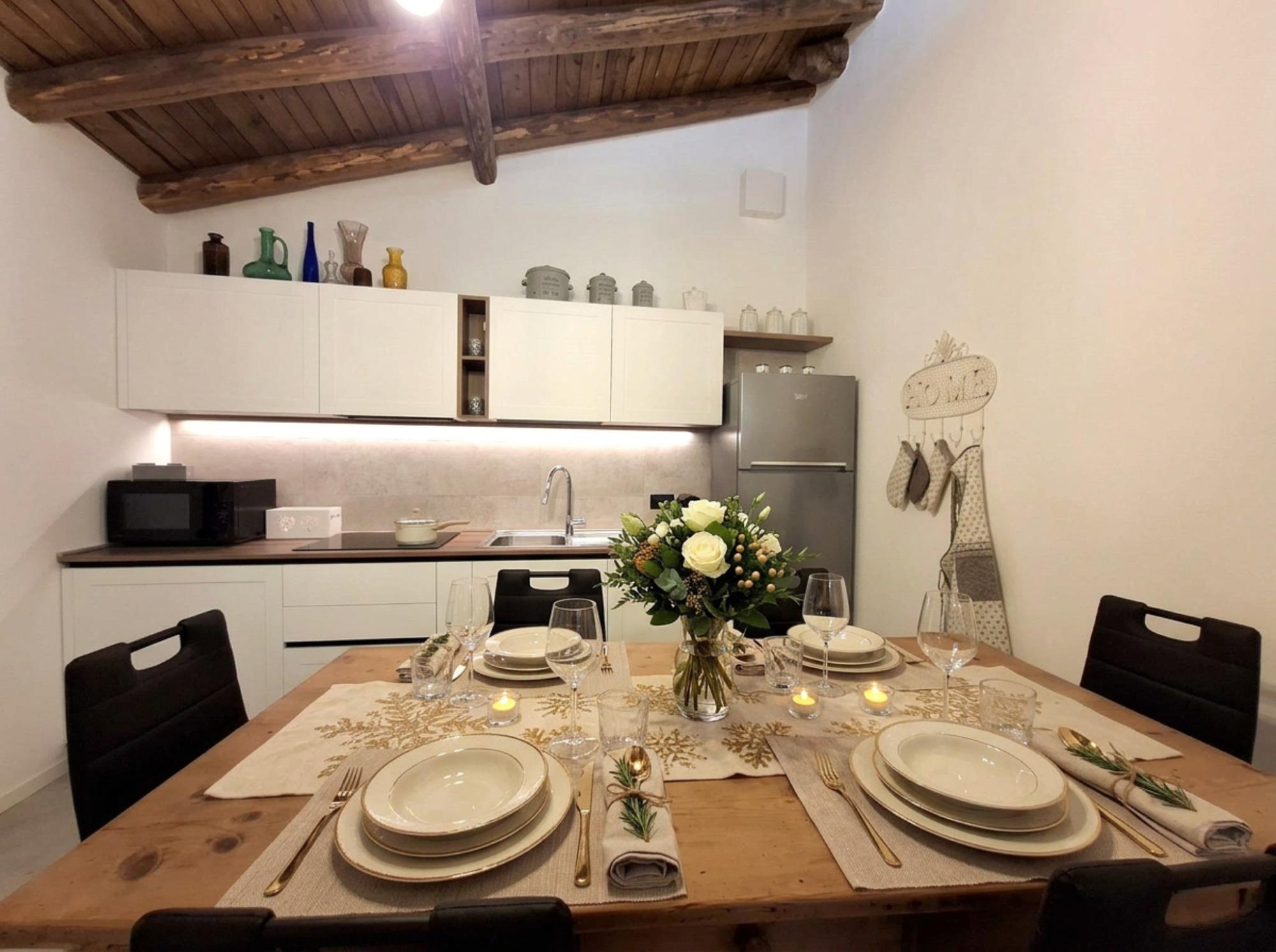 LE SCUDERIE cucina a vista con ampio tavolo da pranzo