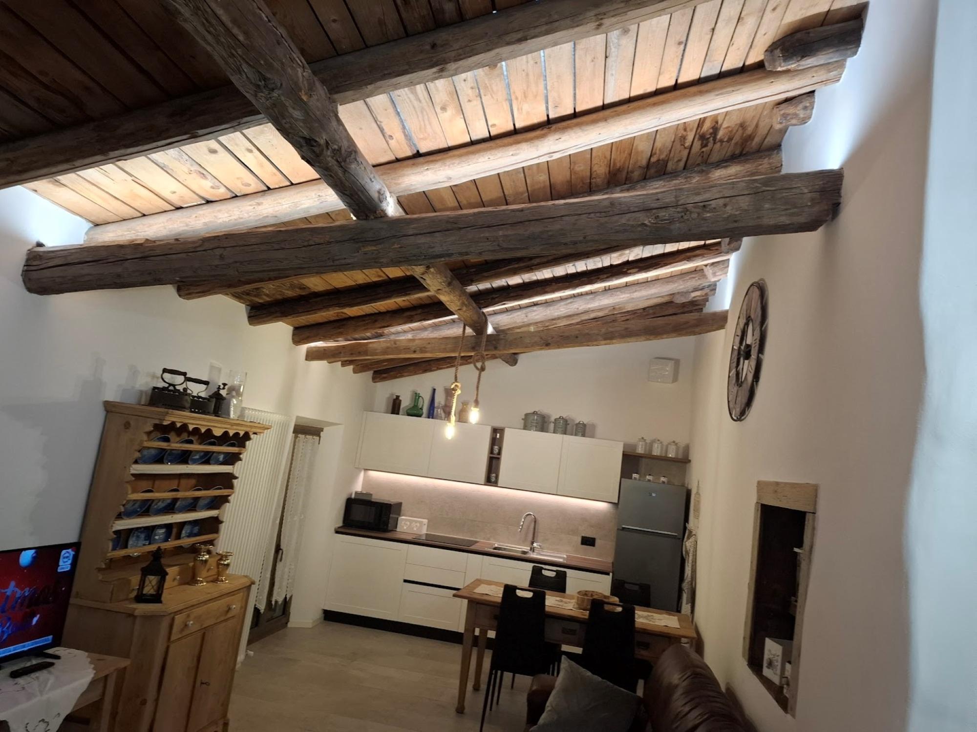 la cucina con tavolo da pranzo