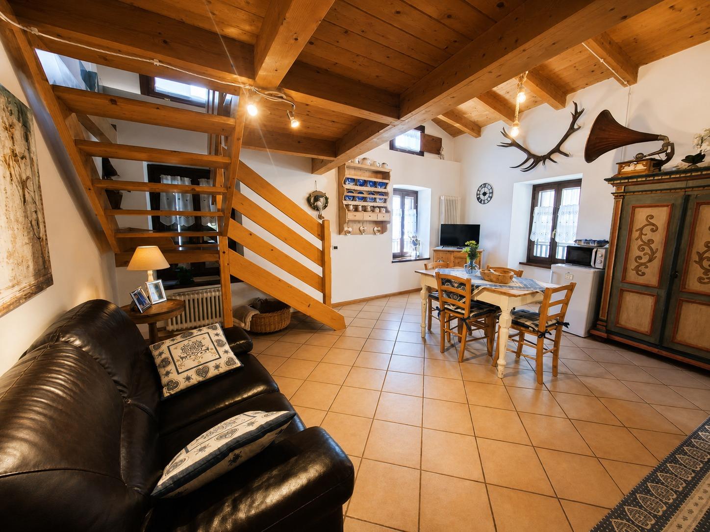 Loft della Perpetua Soggiorno con tavolo da pranzo