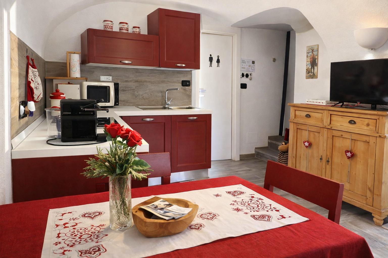 L'Antica Canonica Cucina completamente arredata e corredata con tavolo da pranzo