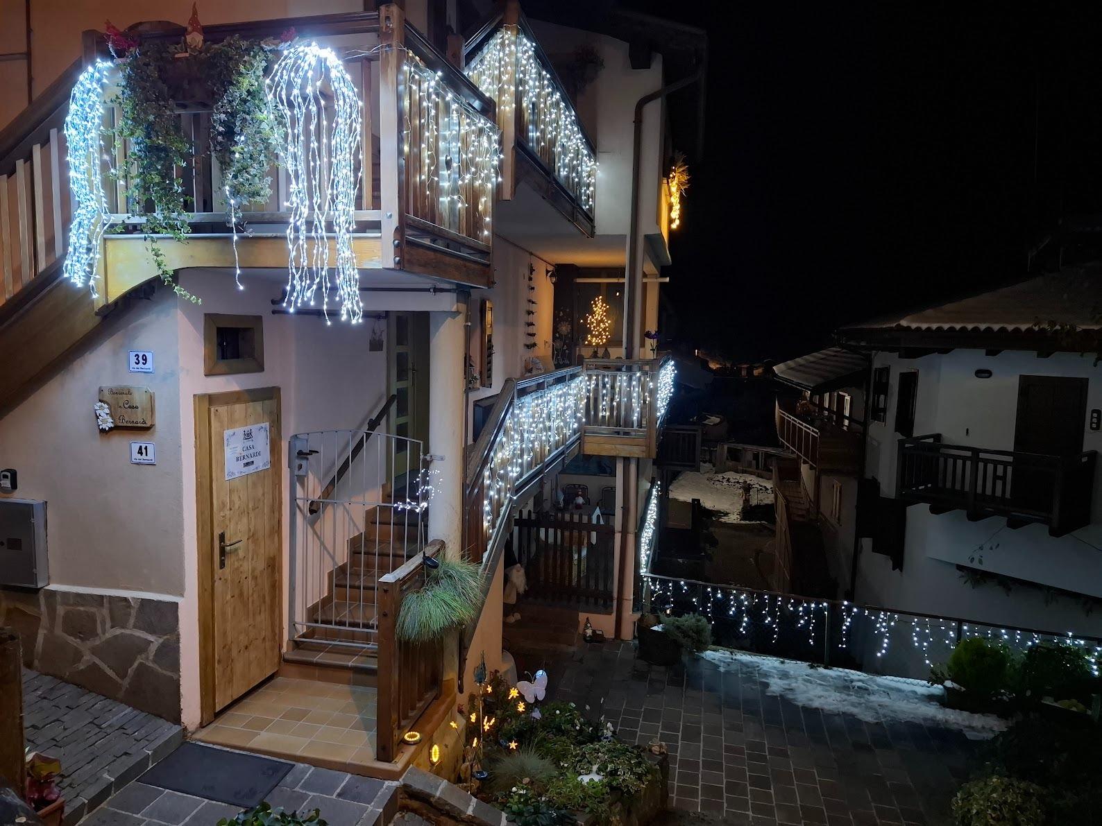 L'ingresso e la terrazza coperta