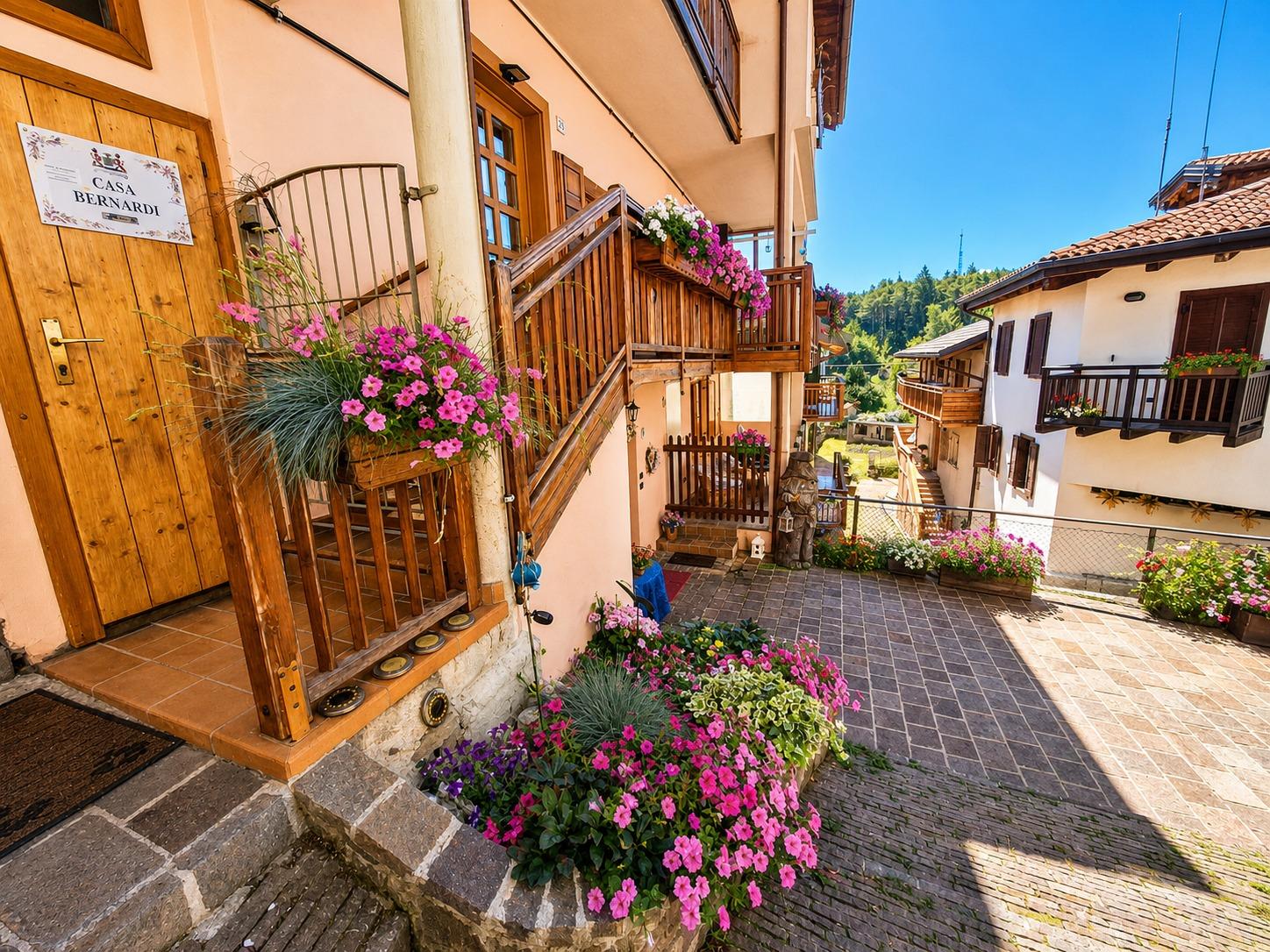 La Fontana ingresso indipendente con balcone e terrazzo arredato e chiuso