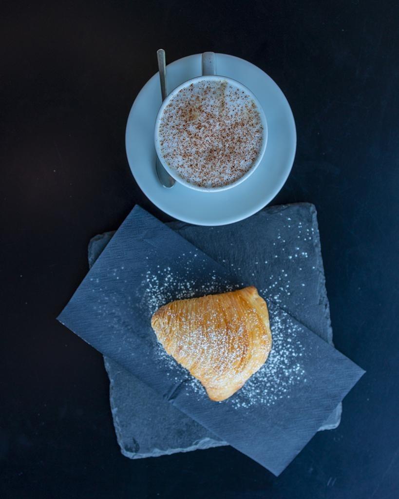 La colazione di ANGIÒ HOLIDAY ROOMS