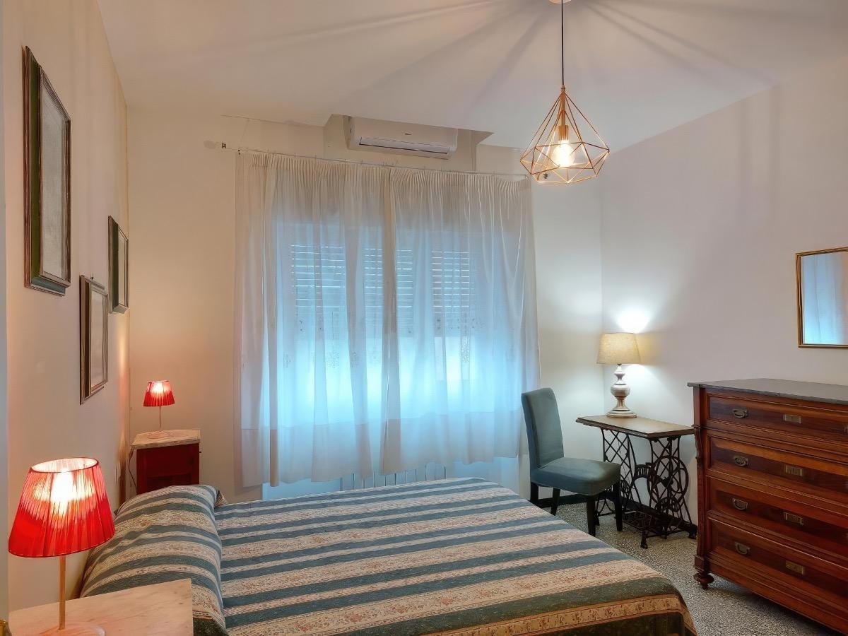 HAPPY LUCCA : CAMERA2 DOPPIA/ MATRIMONIALE CON BAGNO PRIVATO ESTERNO