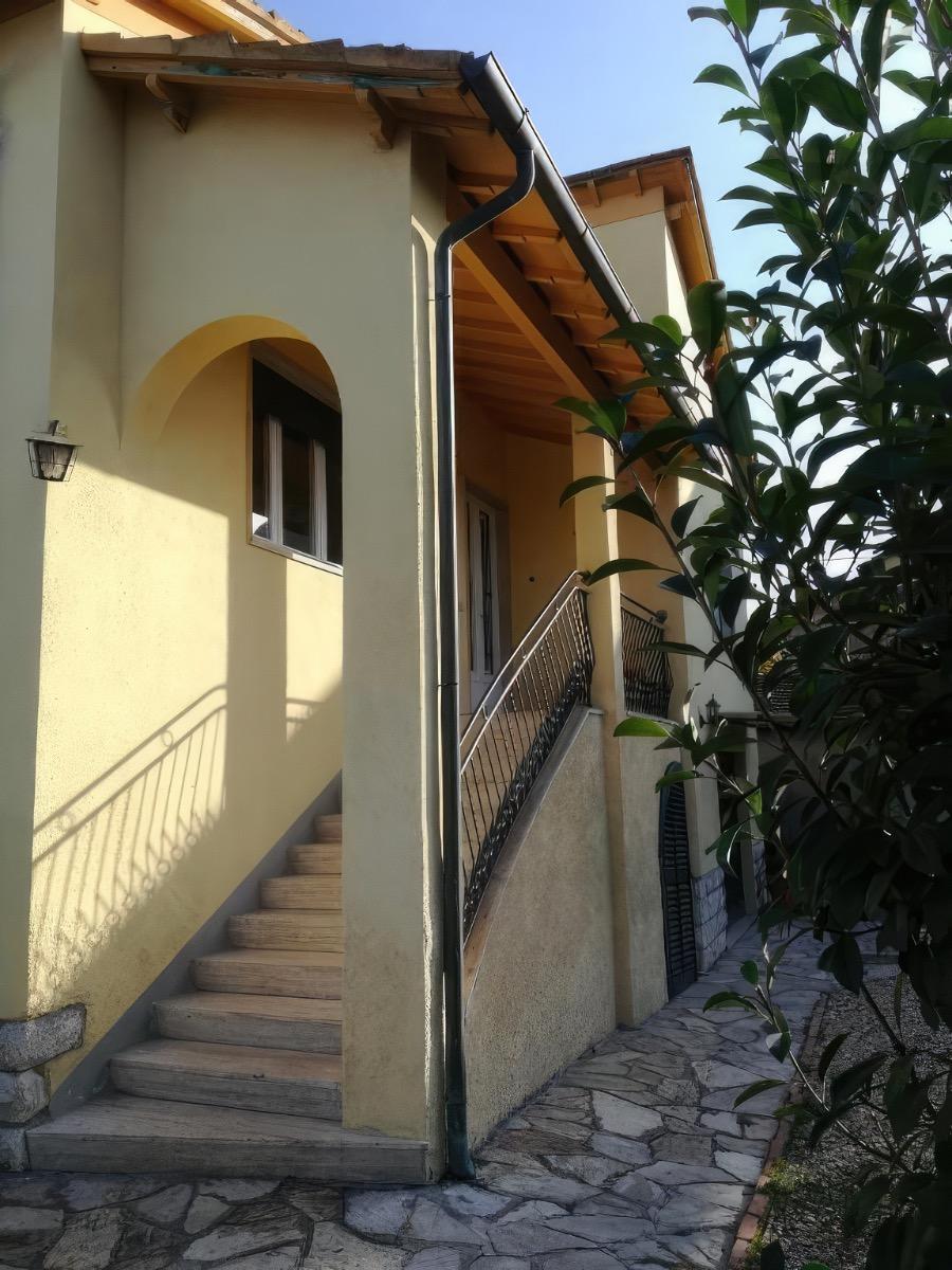 HAPPY LUCCA: ESTERNO. INGRESSO ALL'ABITAZIONE (PRIMO PIANO)