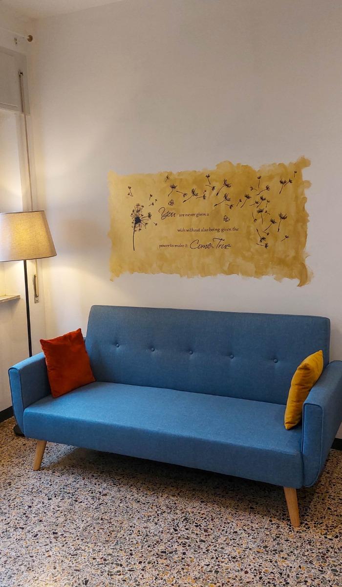 HAPPY LUCCA : SALOTTO CON SMART TV E DIVANO