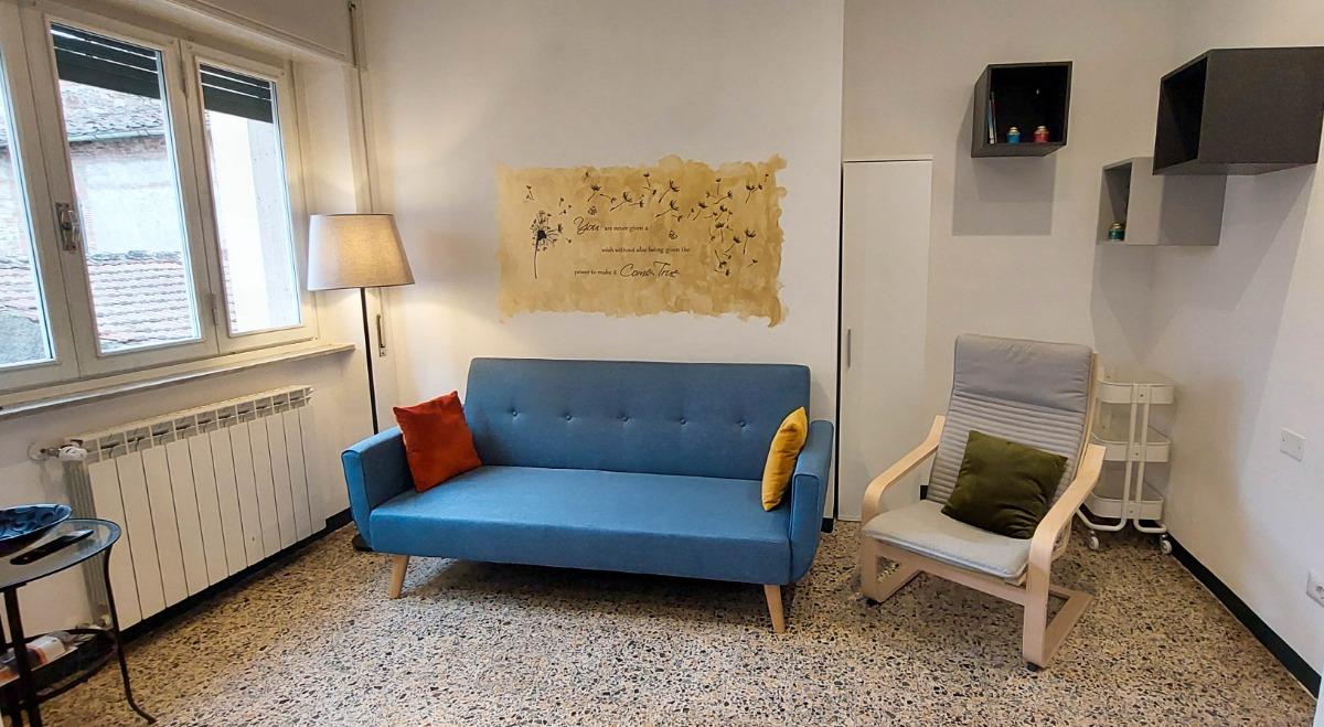 HAPPY LUCCA : SALOTTO CON SMART TV E DIVANO