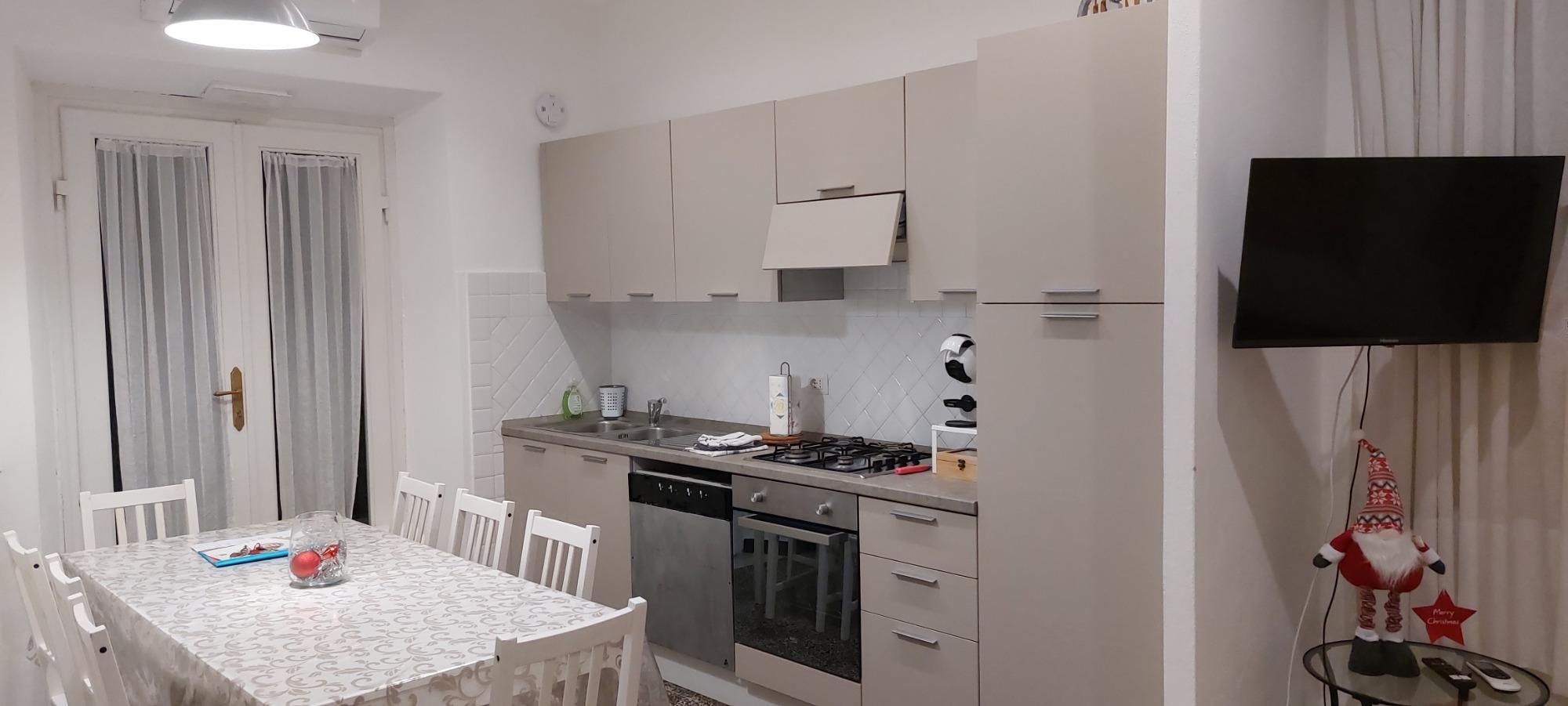 HAPPY LUCCA: CUCINA E SALOTTO CON SMART TV