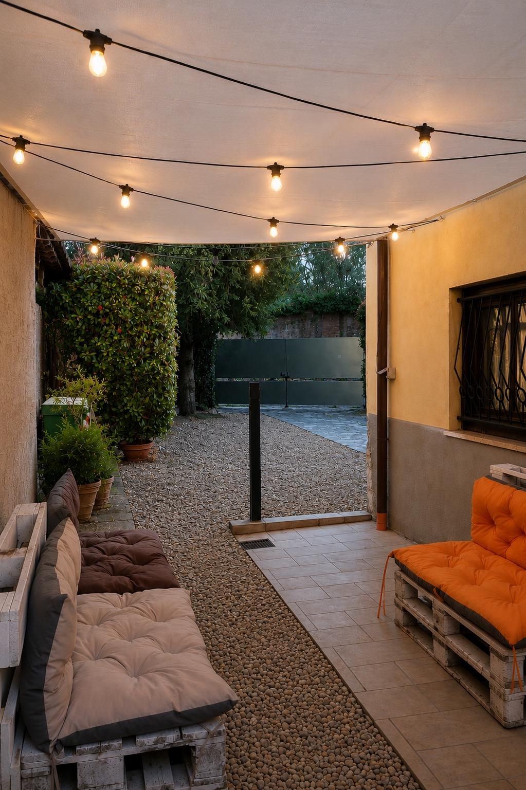 HAPPY LUCCA : PATIO ESTERNO AL GIARDINO PRIVATO