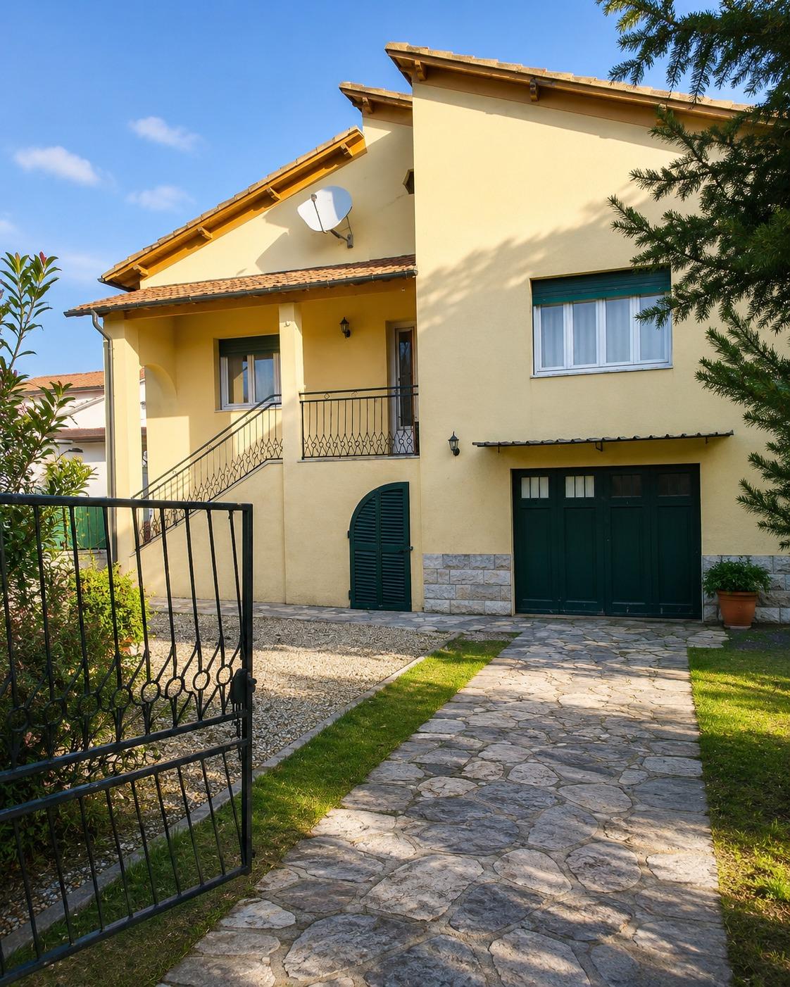 HAPPY LUCCA :Ingresso indipendente con parcheggio privato riservato agli ospiti
