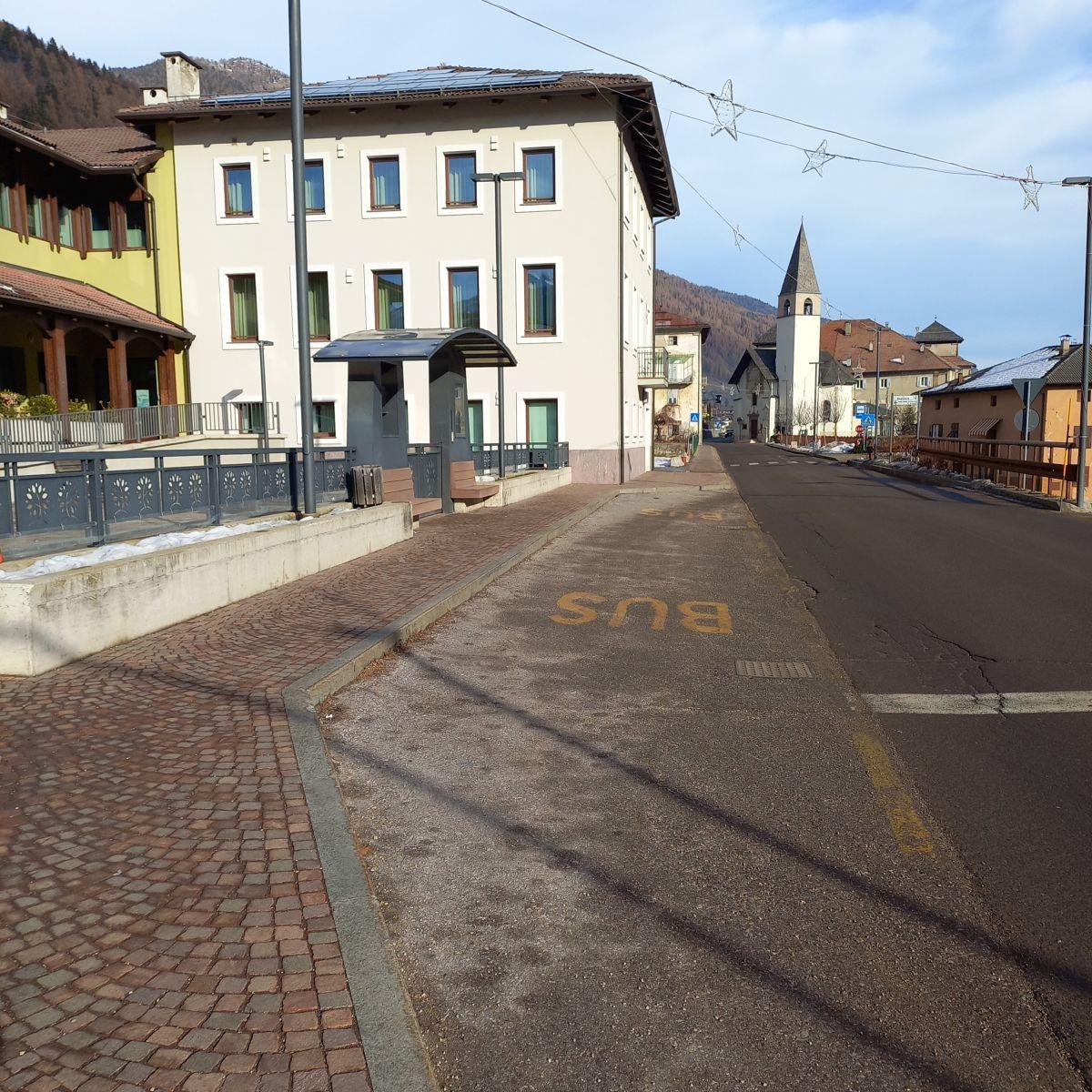 Fermata Skibus di fronte scuola elementare