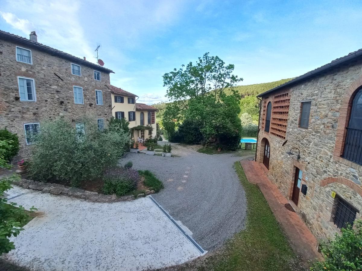 Ci troviamo all'interno di una tipica corte toscana.