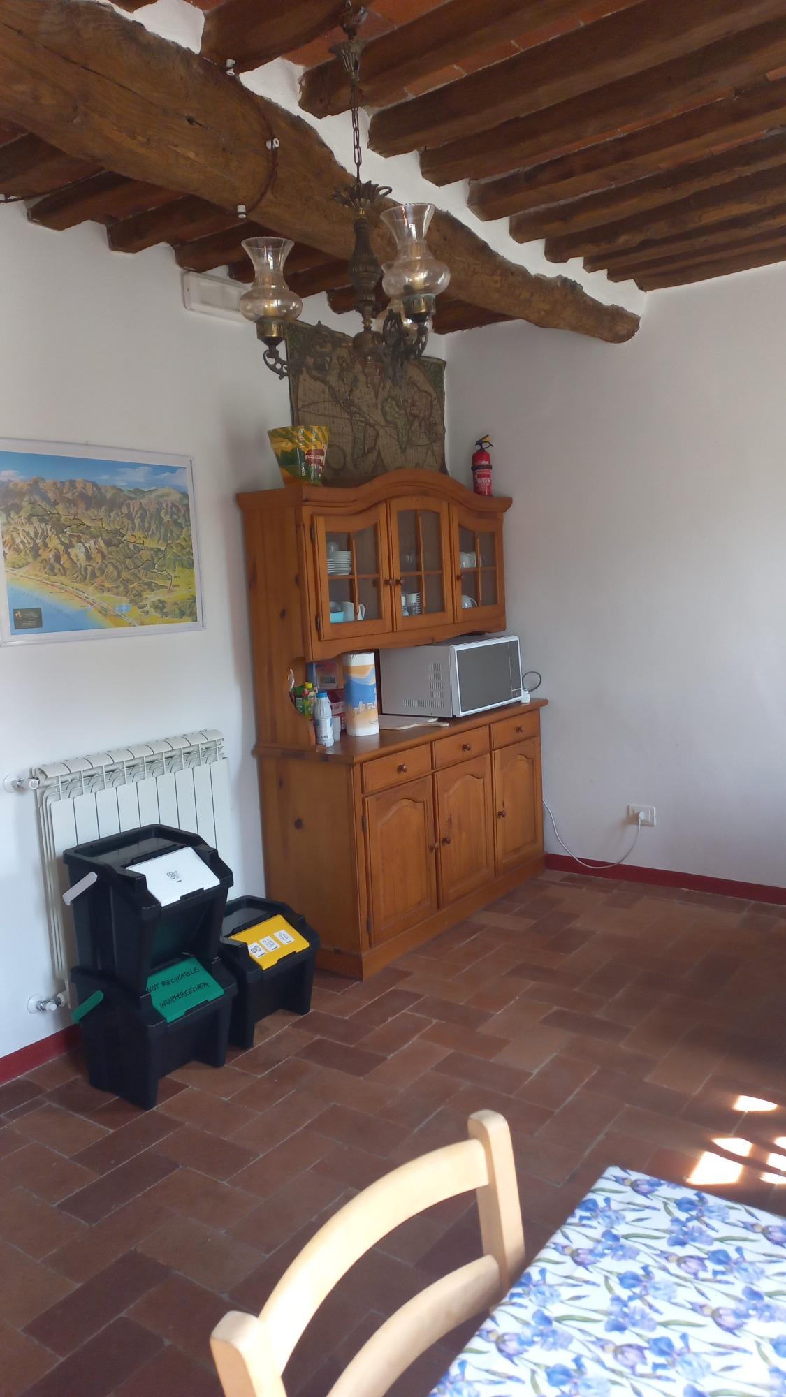 Area comune alle sue camere in affitto. È presente microonde, piatti, bicchieri e tutto quello che vi servirà per consumare piatti da  asporto.