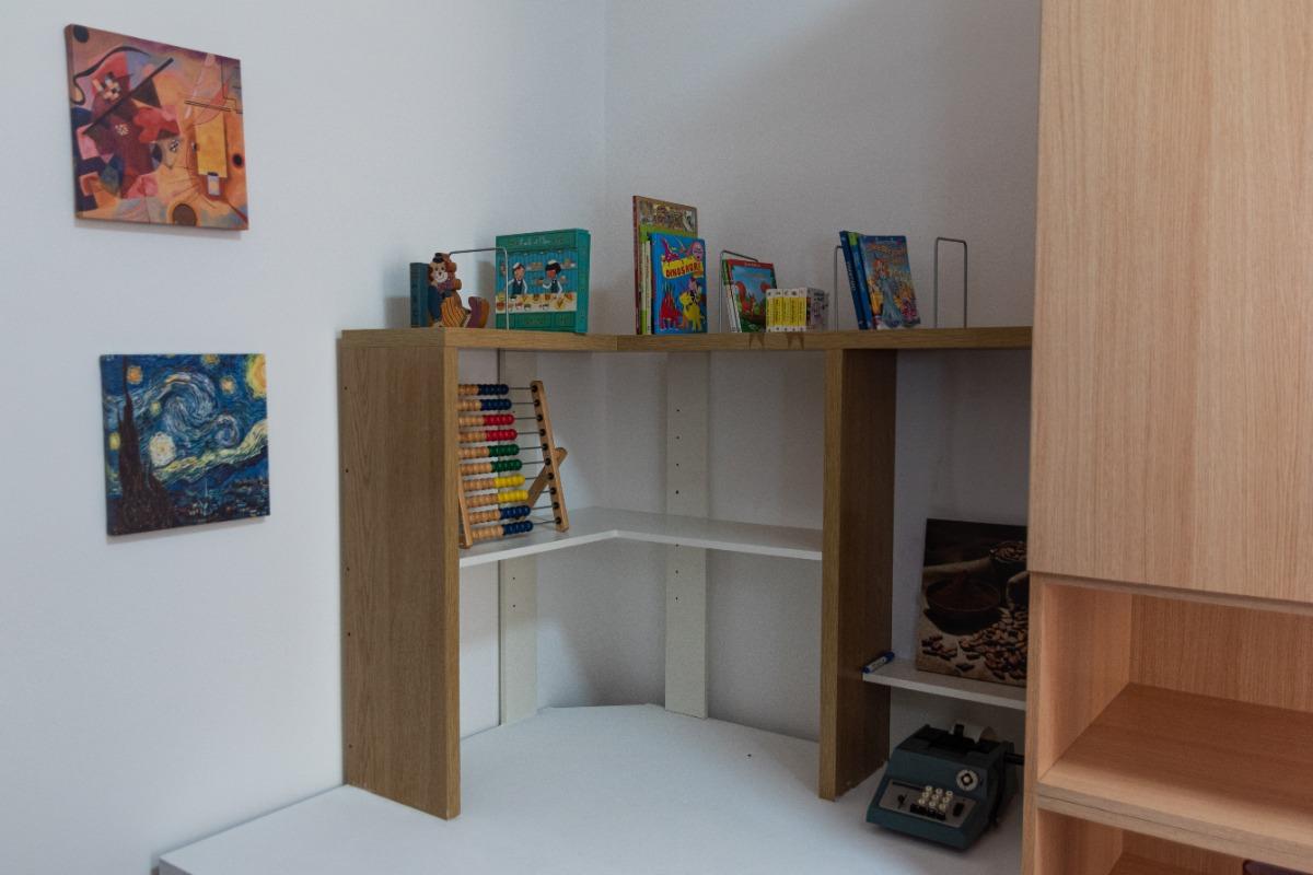 Scrivania per smart-working e giochi per bambini