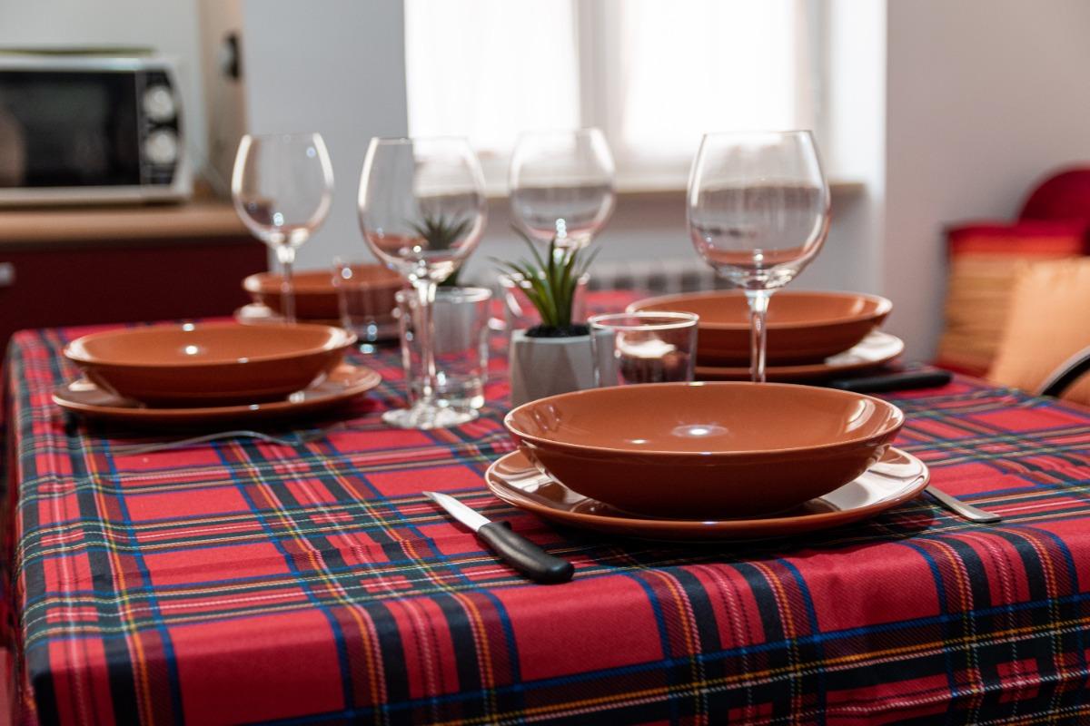 Tavolo per 4 persone con stoviglie complete