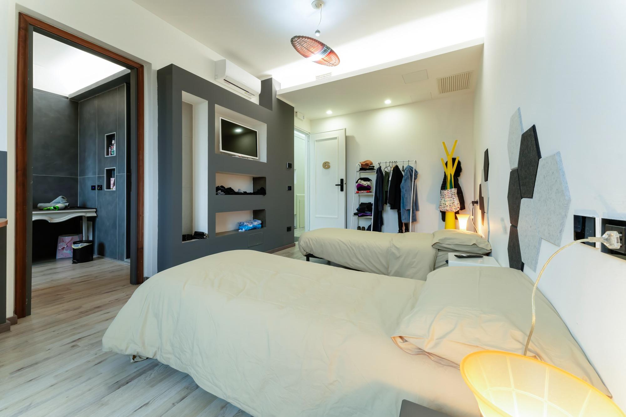 Camera 6 doppia con due letti singoli e bagno privato