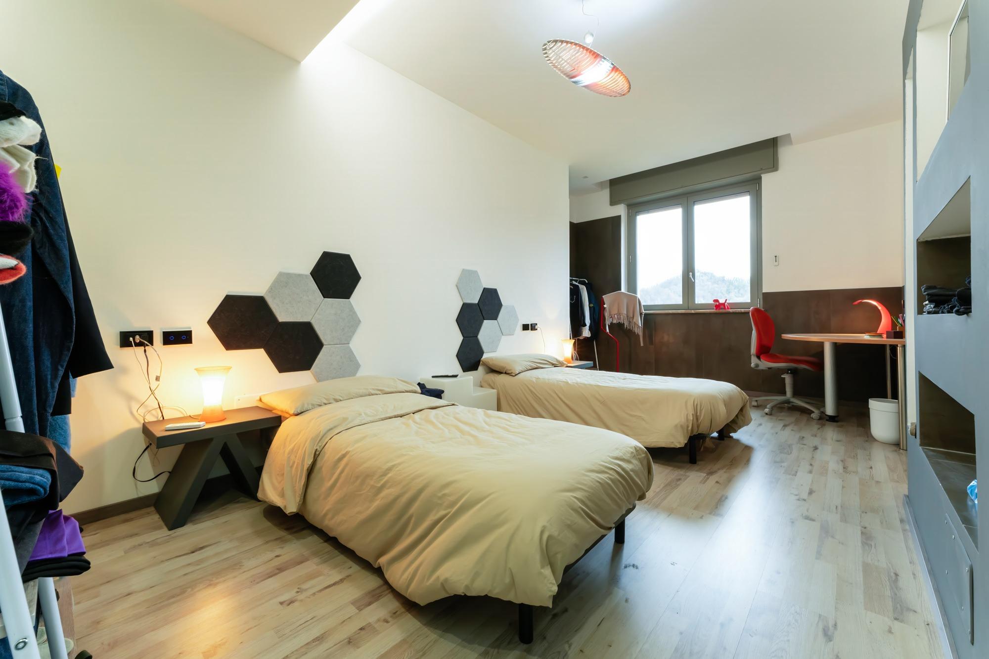 Camera 6 doppia con due letti singoli e bagno privato