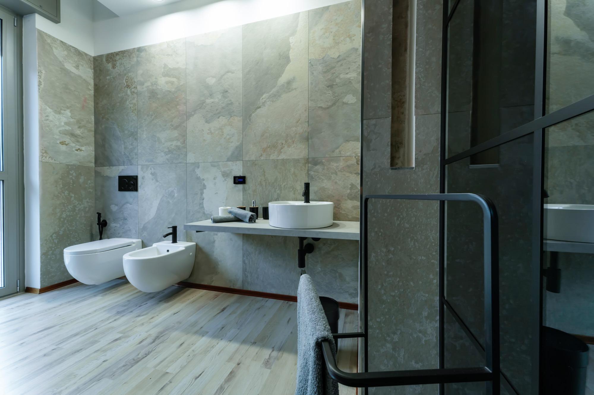 Bagno privato camera 5 con doccia a soffione, cascata  e cromoterapia