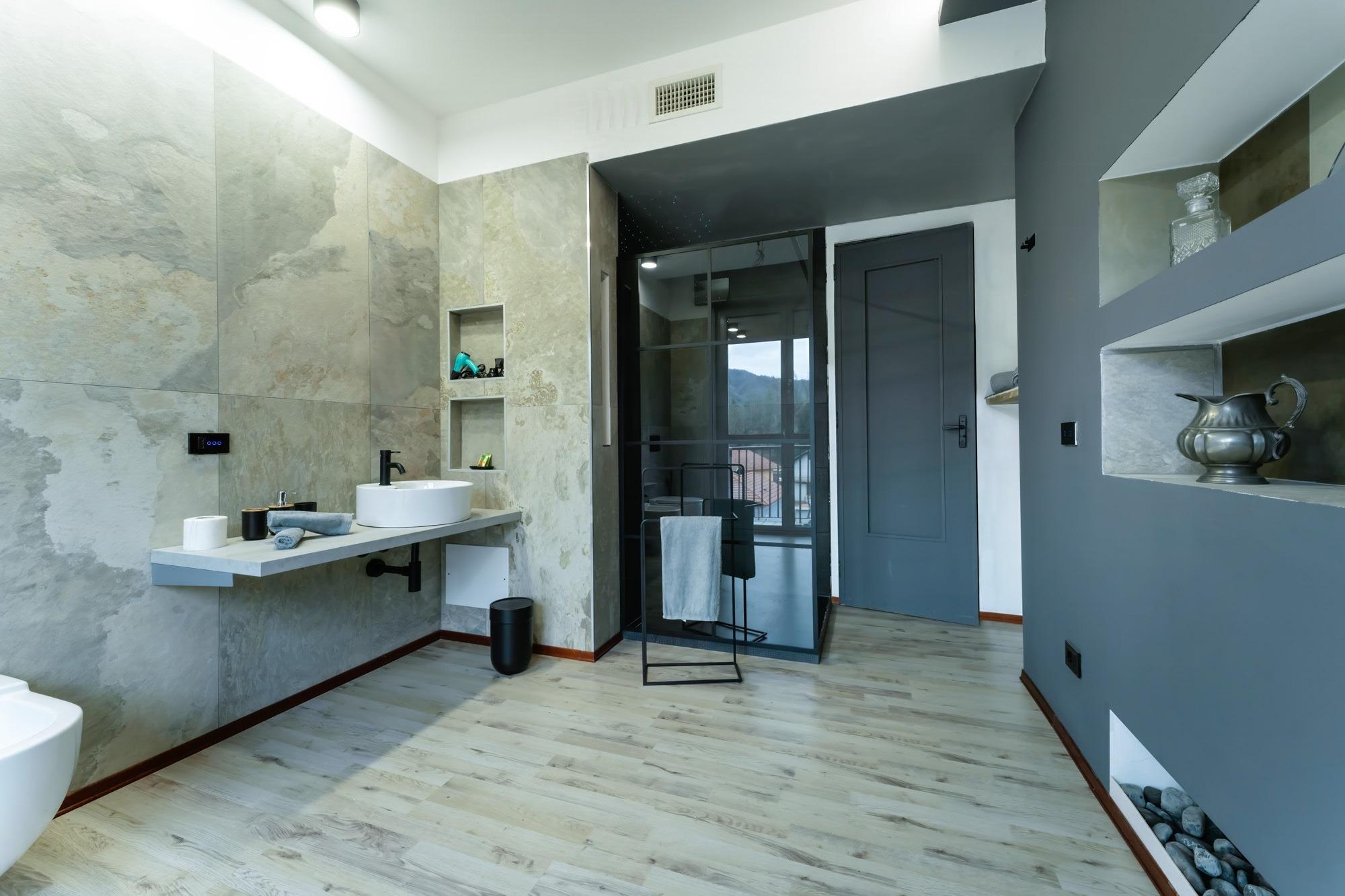 Bagno privato camera 5 con doccia a soffione, cascata  e cromoterapia