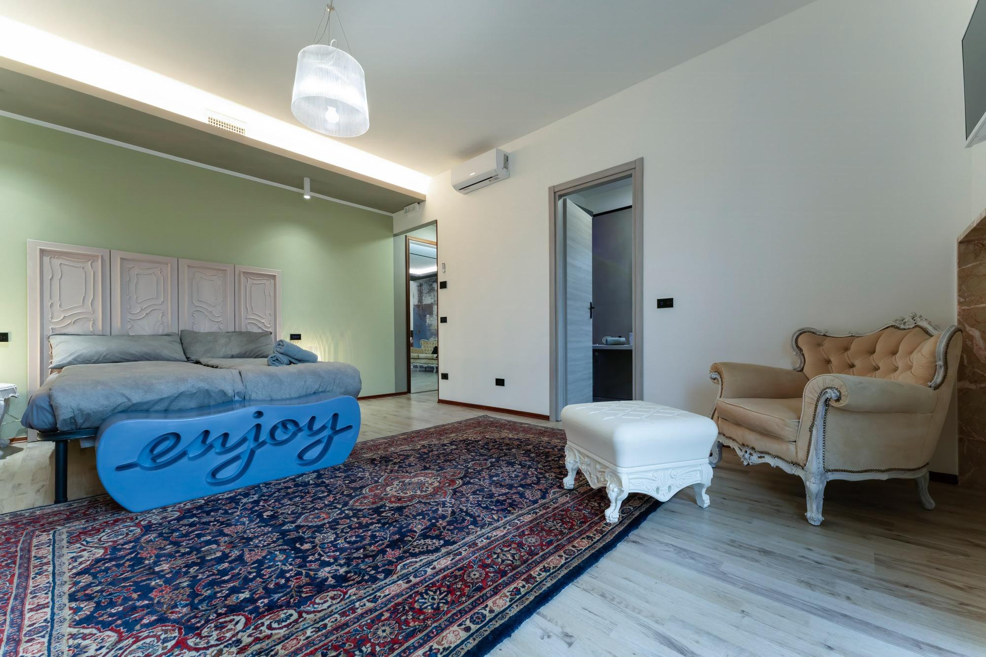 Camera 4 matrimoniale con bagno privato e balcone