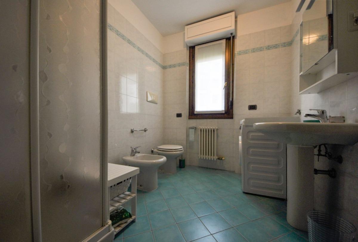 Ampio bagno con doccia