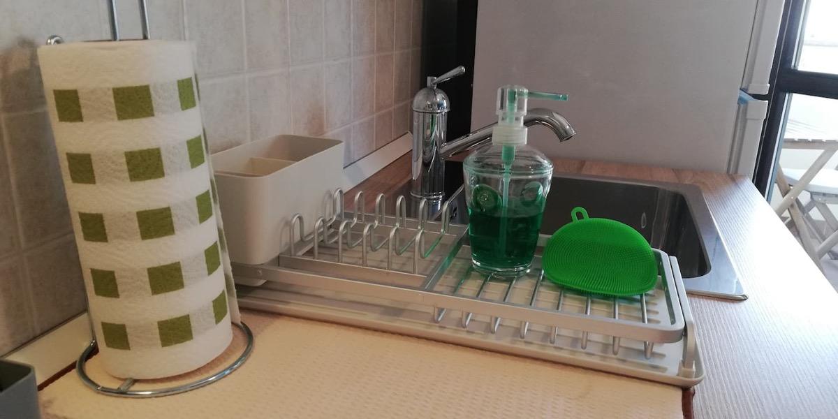 Detersivi e spugne a disposizione