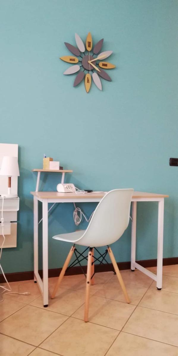 Spazio lavoro con comode prese e lampada