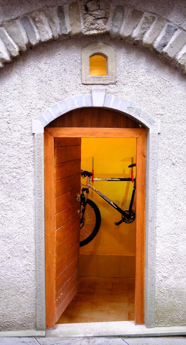 Deposito biciclette con attrezzatura