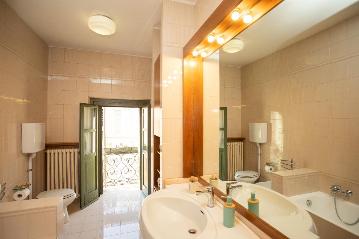 bagno con doccia e vasca