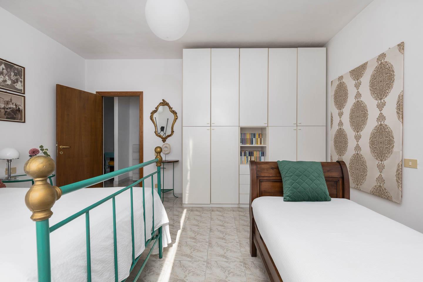 Foto camera con 1 letto singolo e 1 letto alla francese