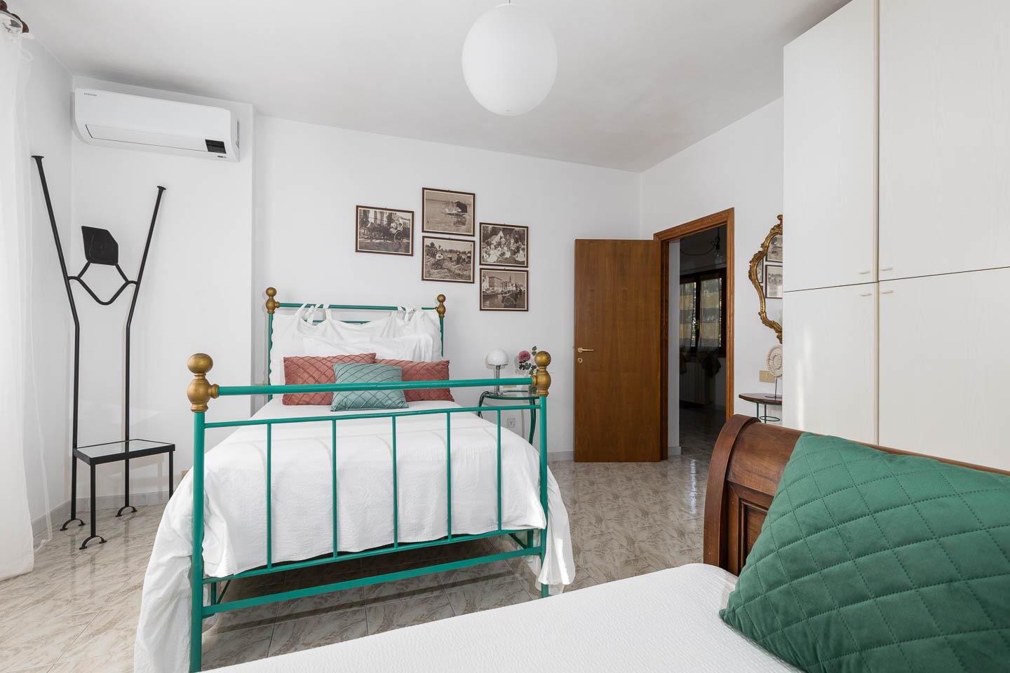 Foto camera con 1 letto singolo e 1 letto alla francese