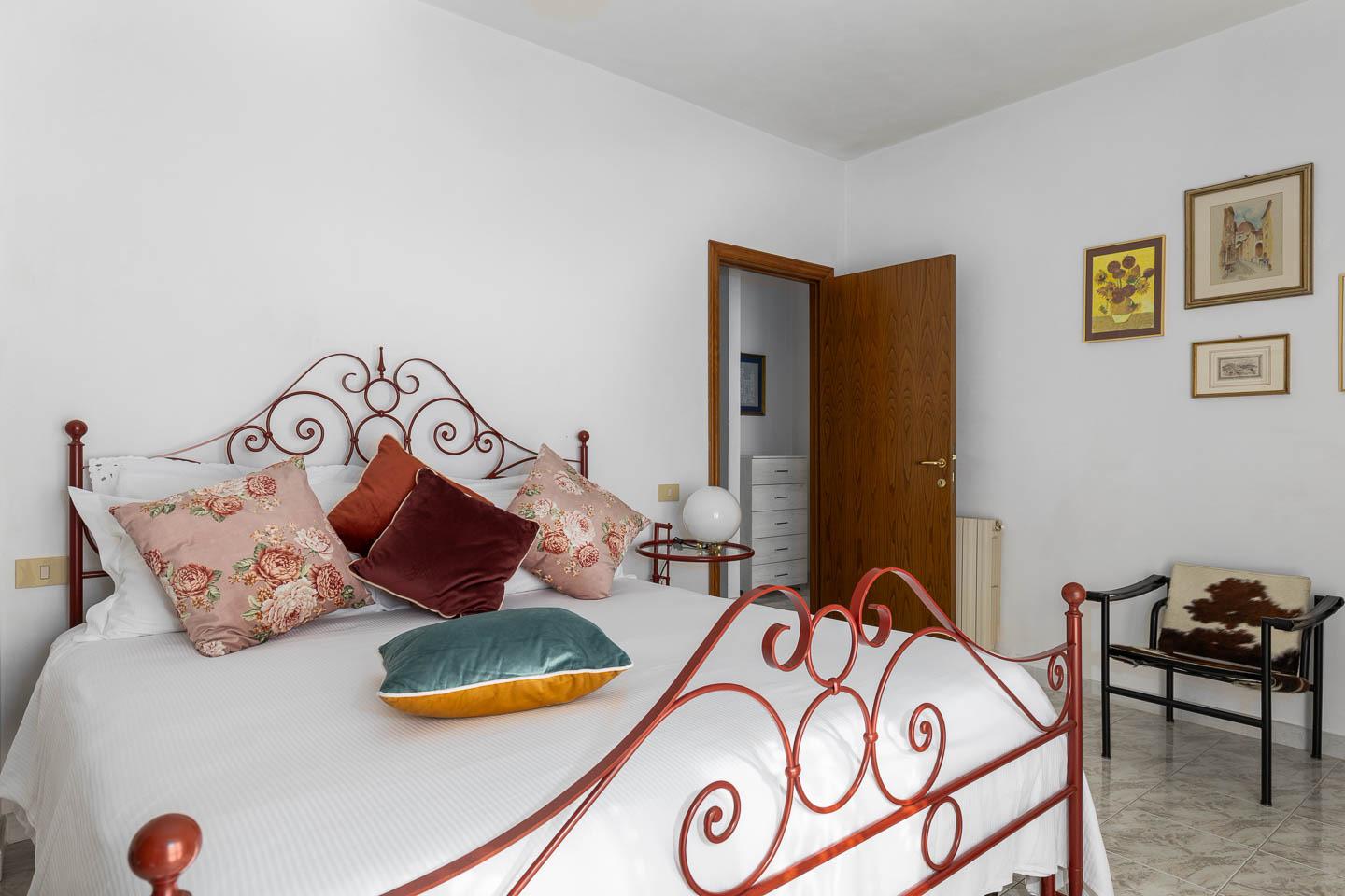 Foto camera con 1 letto matrimoniale