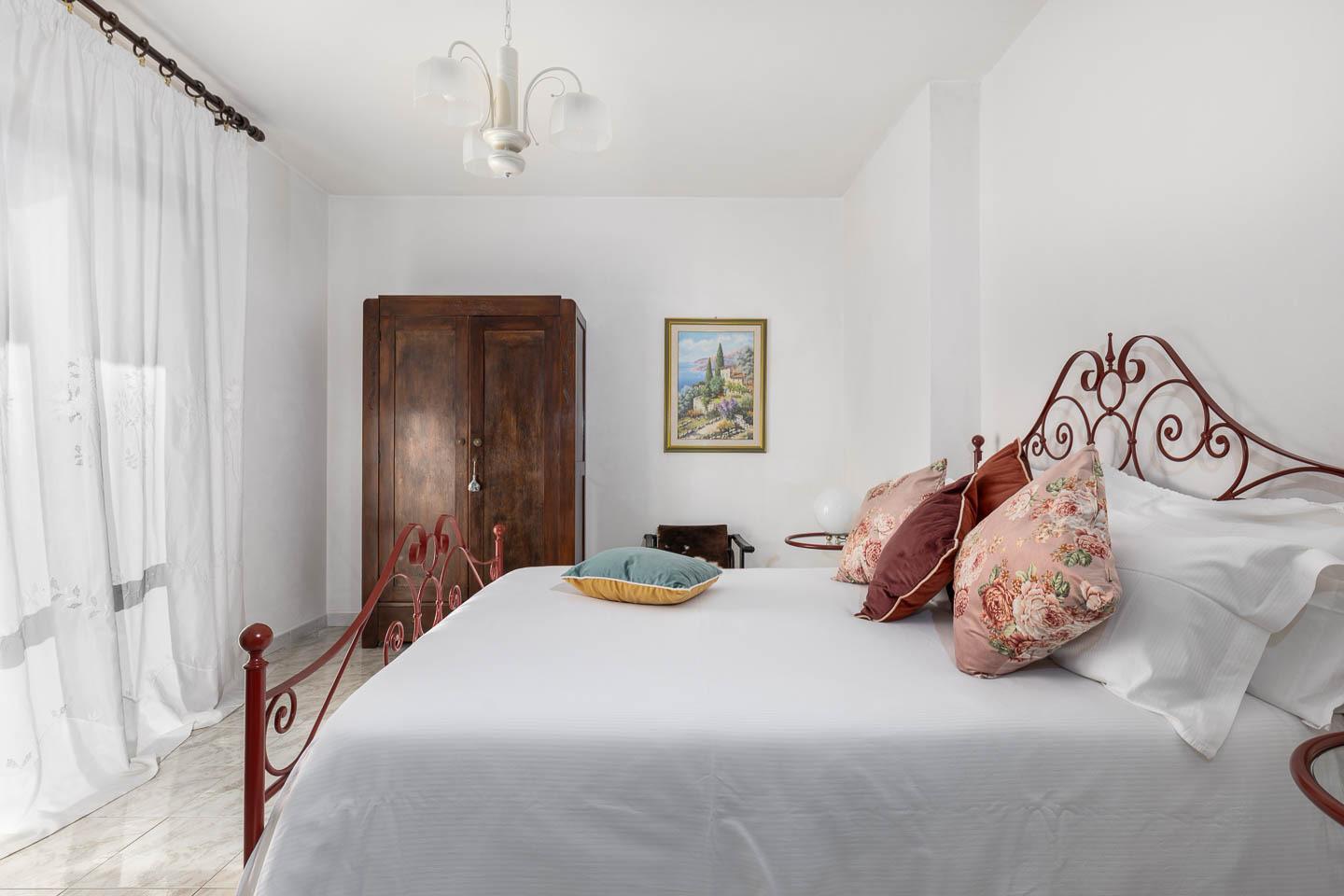 Foto camera con 1 letto matrimoniale