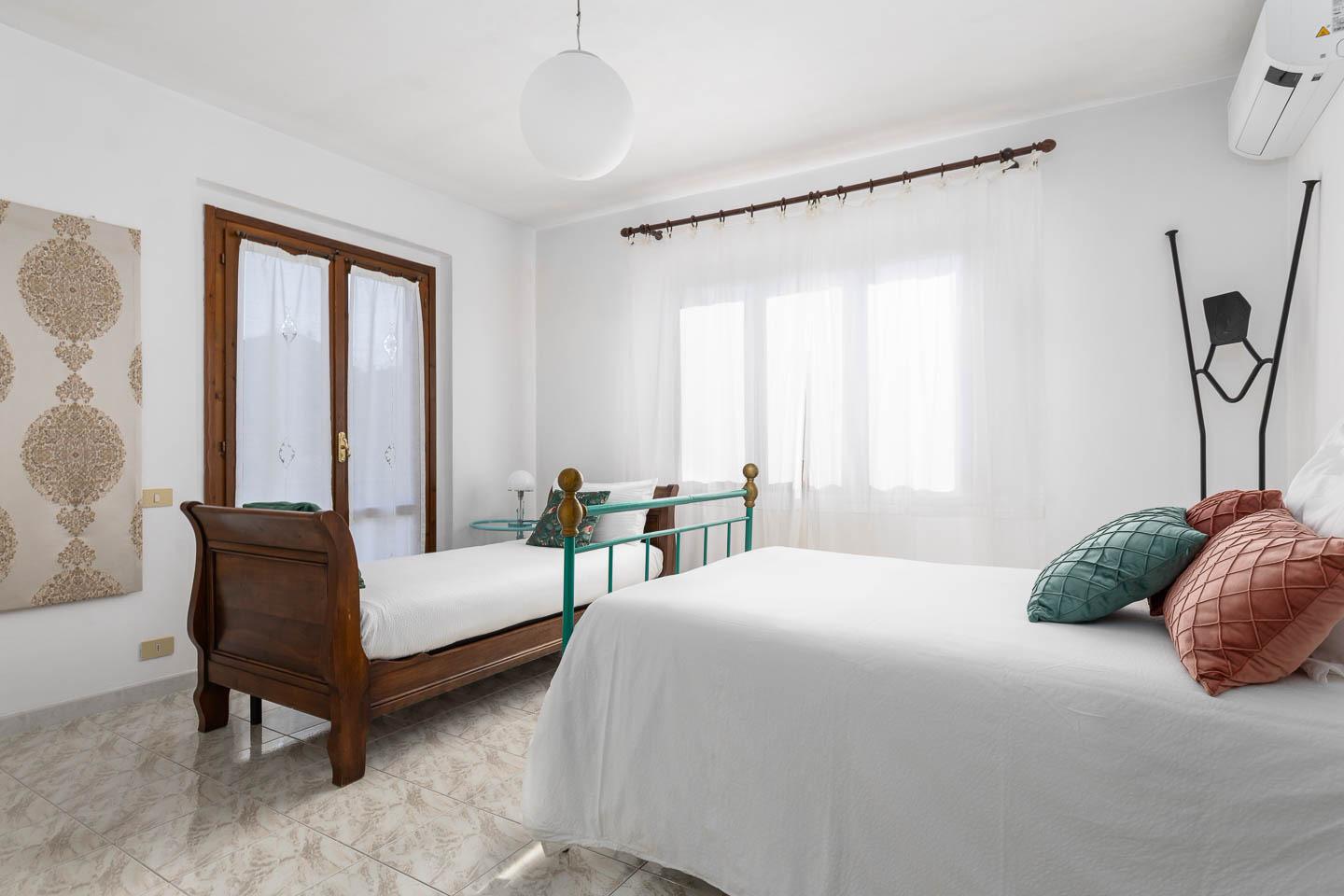 Foto camera con 1 letto singolo e 1 letto alla francese