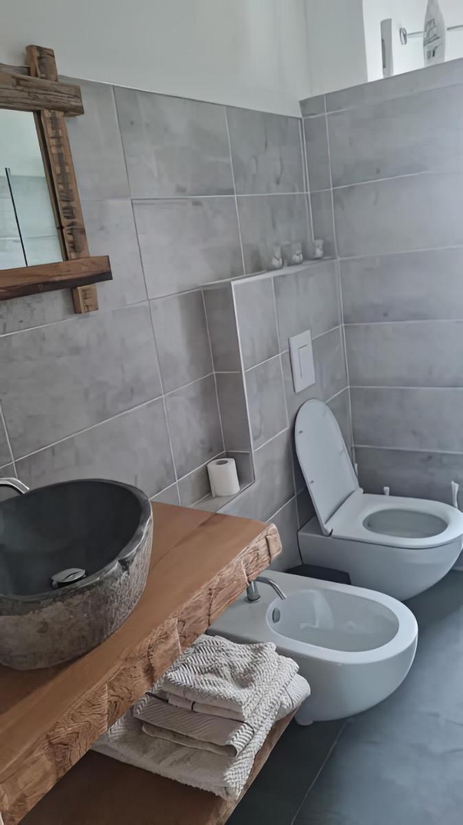 Bagno con bidet e doccia