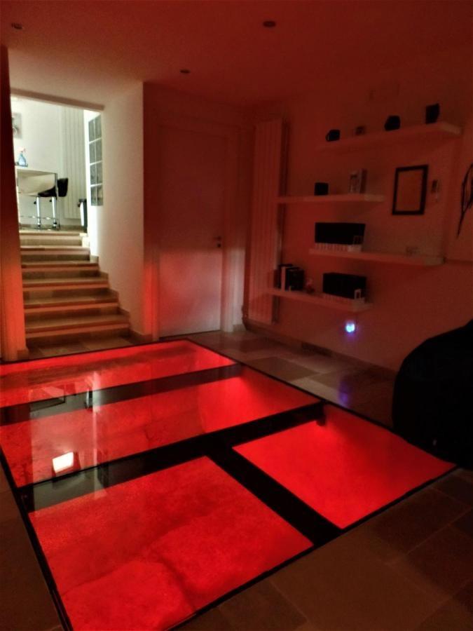 TECA IN VETRO ILLUMINATA DI SERA