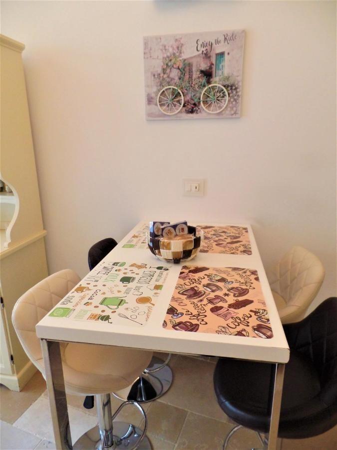 IL TAVOLO IN CUCINA CON SGABELLI