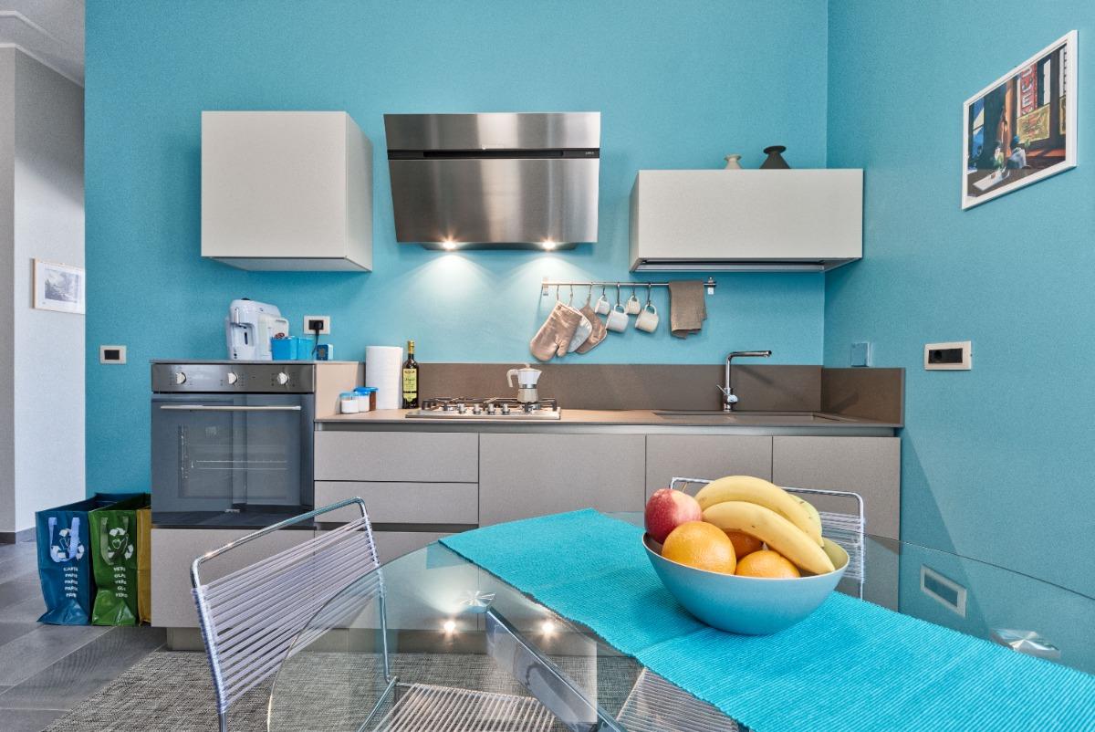 cucina con tutto l'occorrente per cucinare