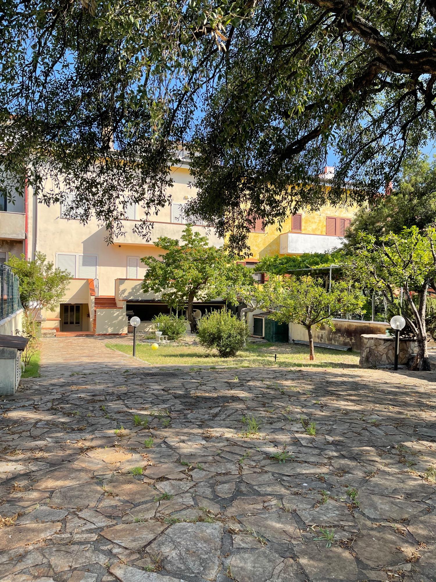 Giardino e zona parcheggio in comune con appartamento al primo piano