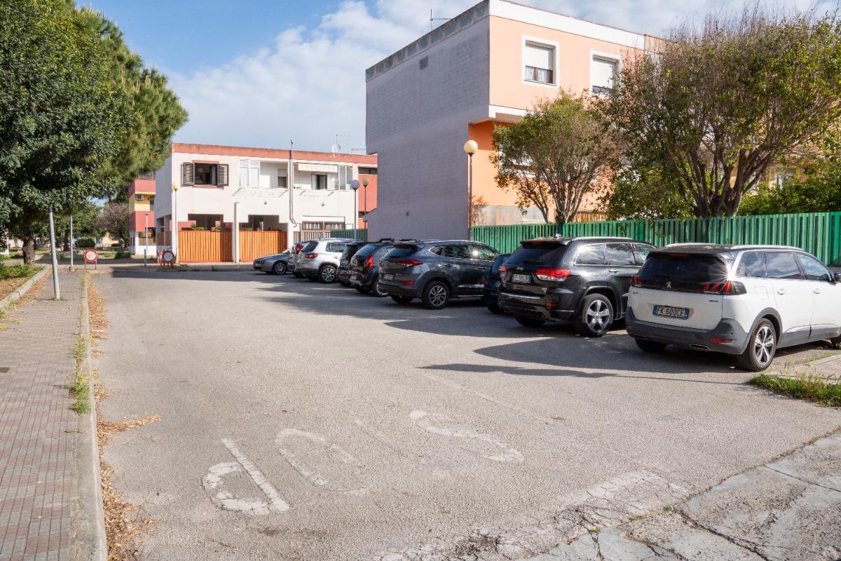 Parcheggio pubblico affianco alla struttura