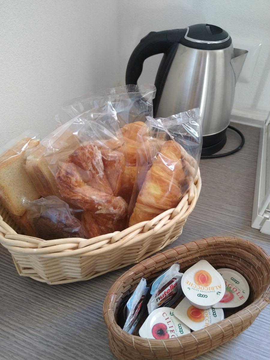 Croissant, fette biscottate, marmellata.e nutella